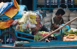 images/Fotos/Reisen/Kambodscha/thumbs//farbspektrum-frau-boot.jpg